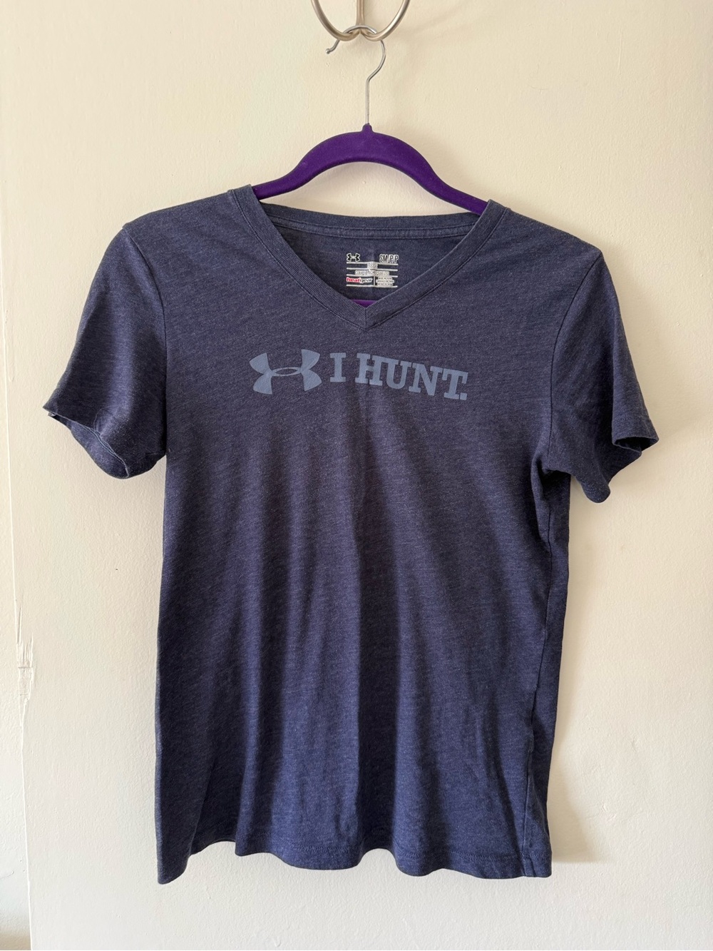 Under Armour 'I Hunt' V-Neck T-Shirt in Dark Navy